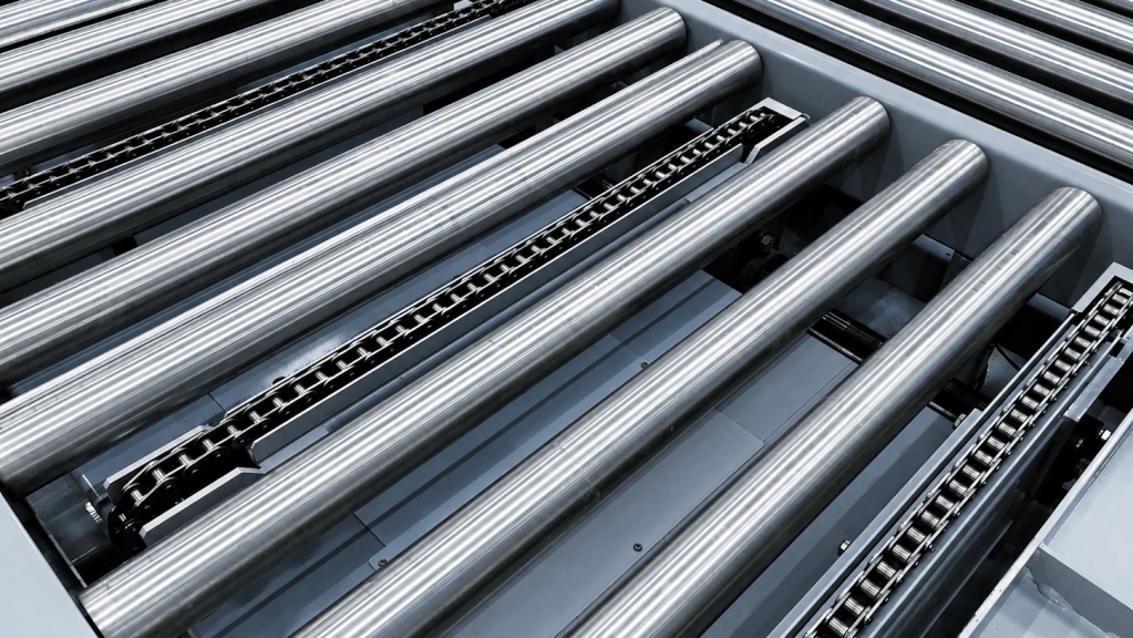 Chain conveyor transfer section integrated with roller conveyors