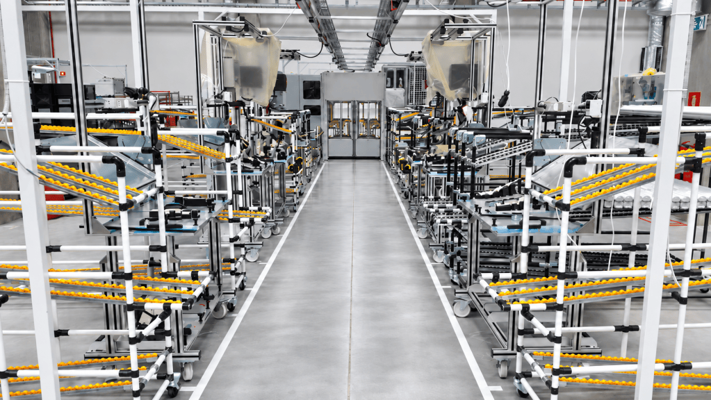 Plastic-coated pipe and joint carton flow racks in a production area